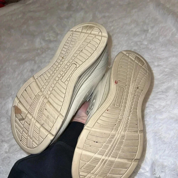 New Balance 577 Tan Men’s Walking Shoe Velcro detail size 9 - Picture 7 of 7